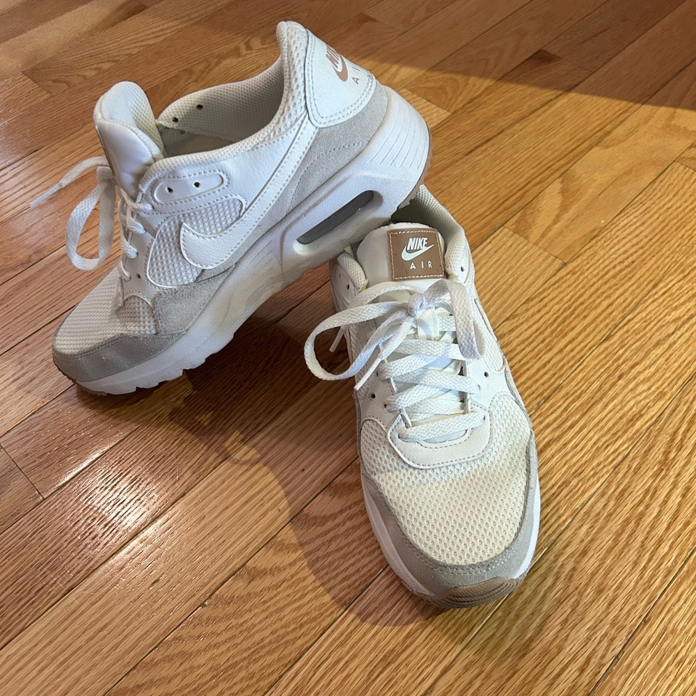 Nike Air Max SE Women's Cream and Tan Sneakers